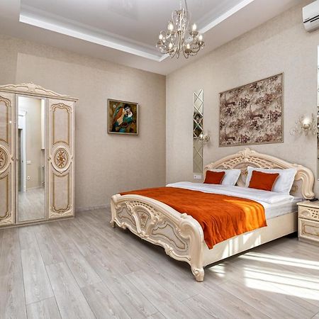 2 Bedroom Apartment Tykha Street City Center With Parking Place Lviv Exteriör bild
