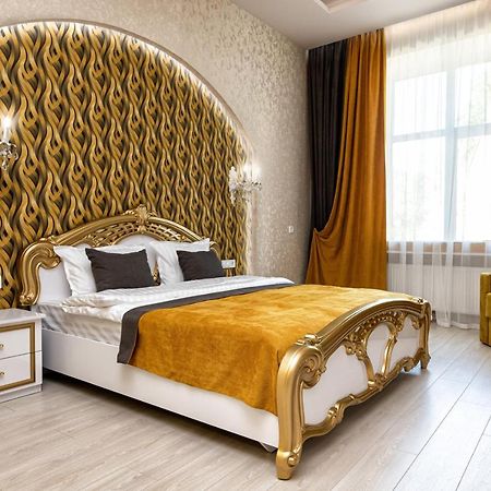 2 Bedroom Apartment Tykha Street City Center With Parking Place Lviv Exteriör bild