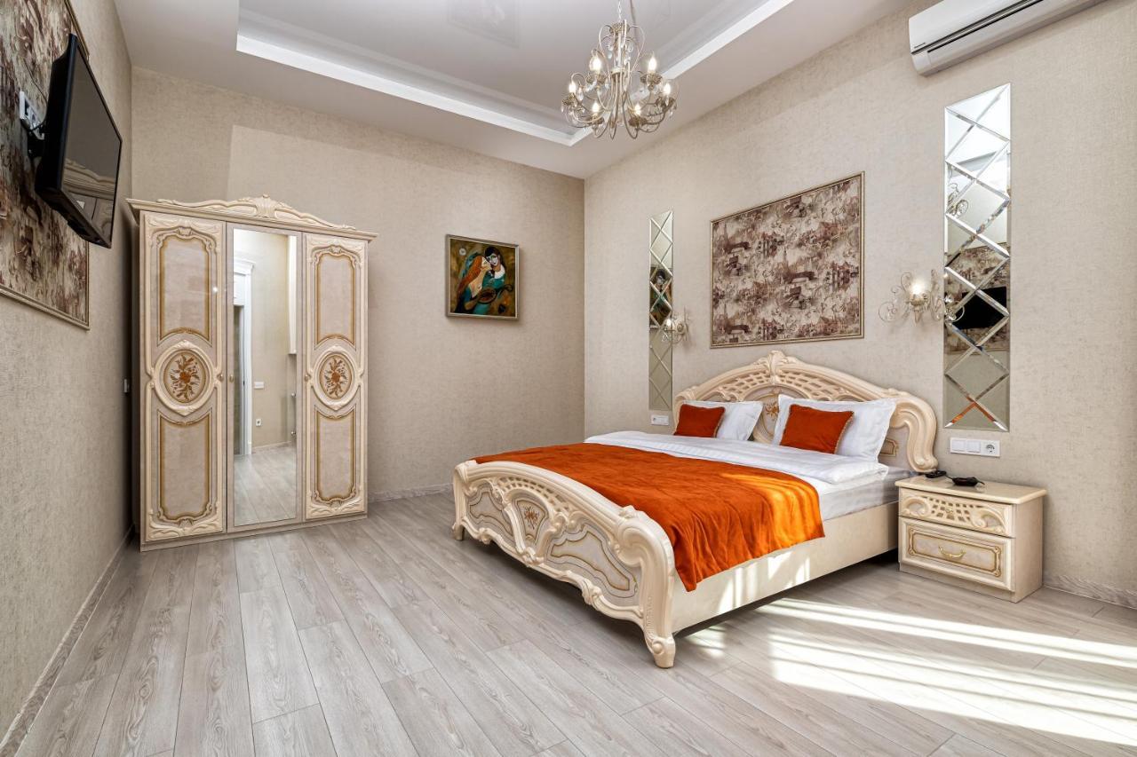 2 Bedroom Apartment Tykha Street City Center With Parking Place Lviv Exteriör bild
