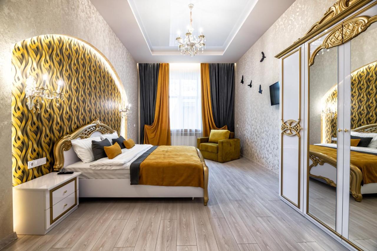 2 Bedroom Apartment Tykha Street City Center With Parking Place Lviv Exteriör bild