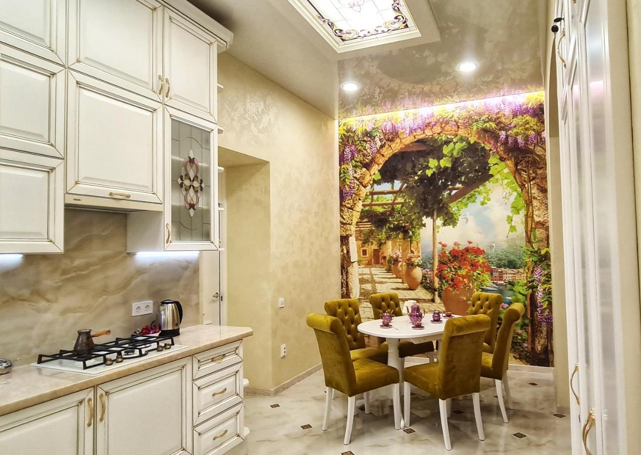 2 Bedroom Apartment Tykha Street City Center With Parking Place Lviv Exteriör bild