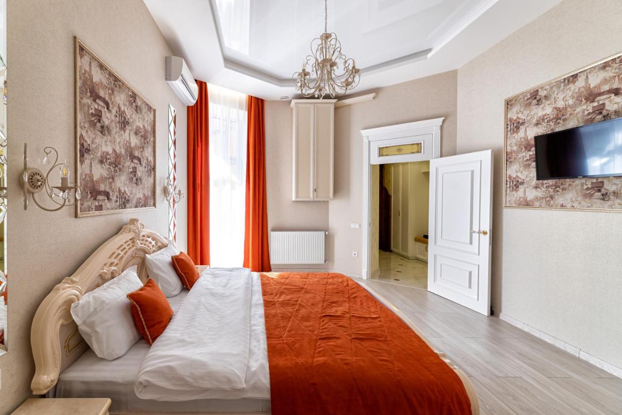 2 Bedroom Apartment Tykha Street City Center With Parking Place Lviv Exteriör bild