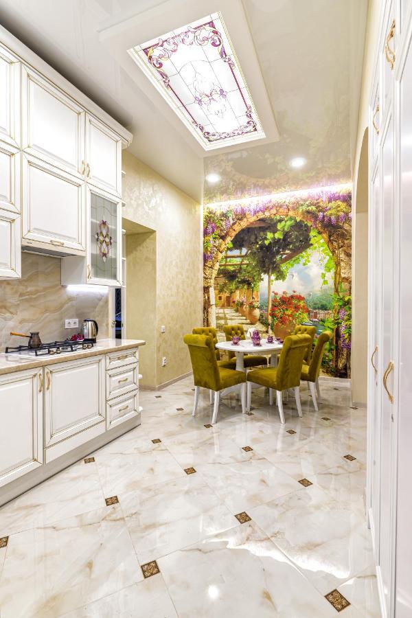 2 Bedroom Apartment Tykha Street City Center With Parking Place Lviv Exteriör bild