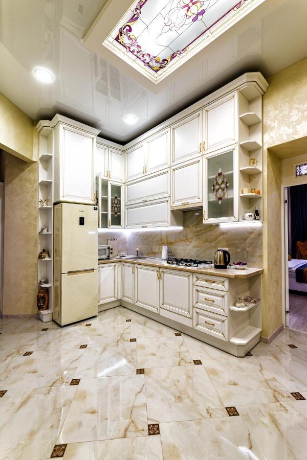 2 Bedroom Apartment Tykha Street City Center With Parking Place Lviv Exteriör bild