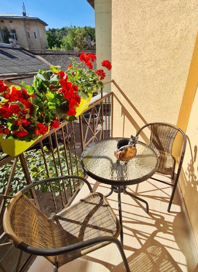 2 Bedroom Apartment Tykha Street City Center With Parking Place Lviv Exteriör bild
