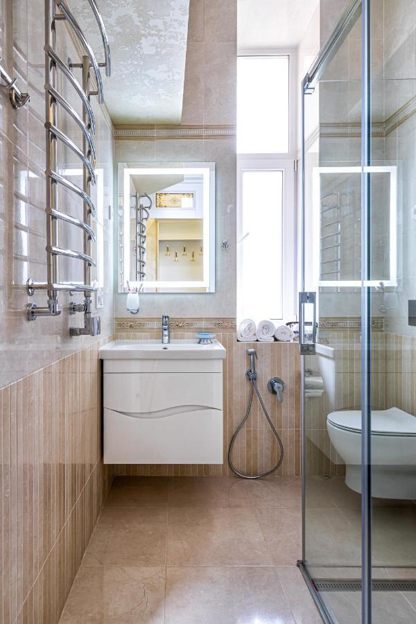 2 Bedroom Apartment Tykha Street City Center With Parking Place Lviv Exteriör bild
