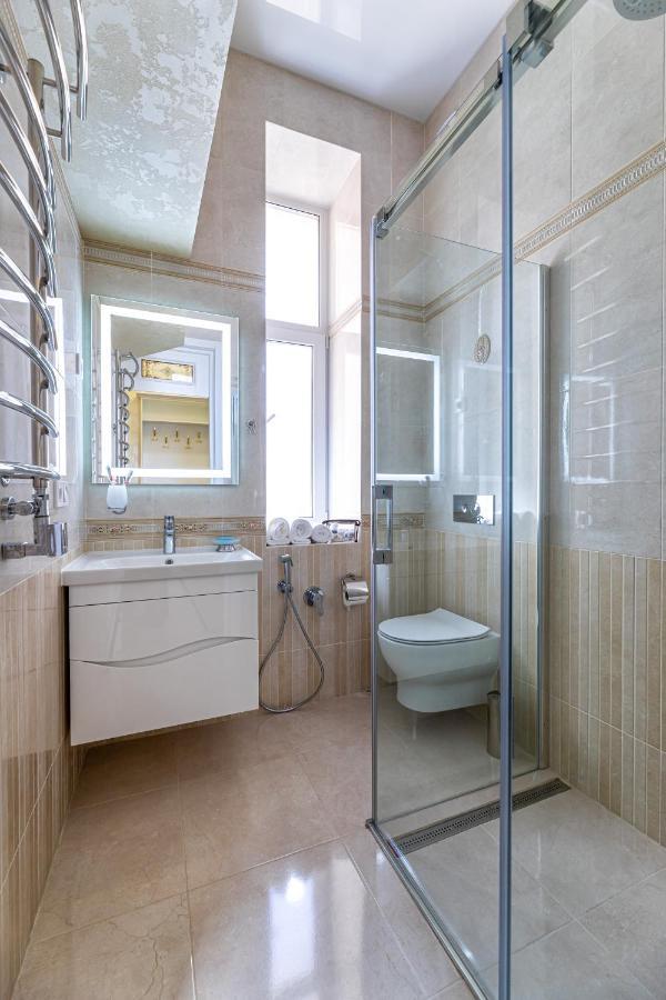 2 Bedroom Apartment Tykha Street City Center With Parking Place Lviv Exteriör bild