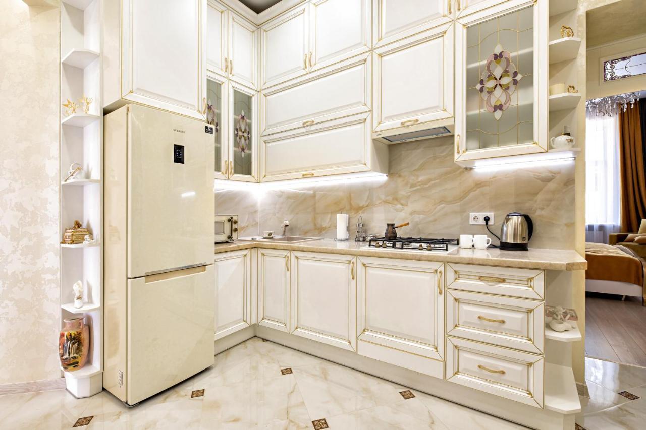 2 Bedroom Apartment Tykha Street City Center With Parking Place Lviv Exteriör bild