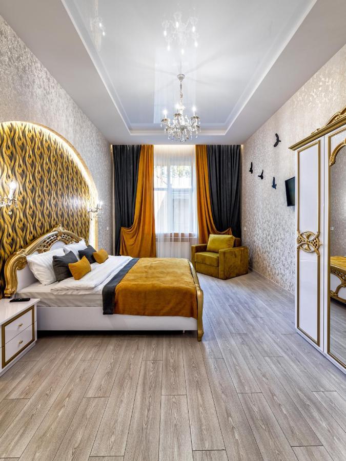 2 Bedroom Apartment Tykha Street City Center With Parking Place Lviv Exteriör bild