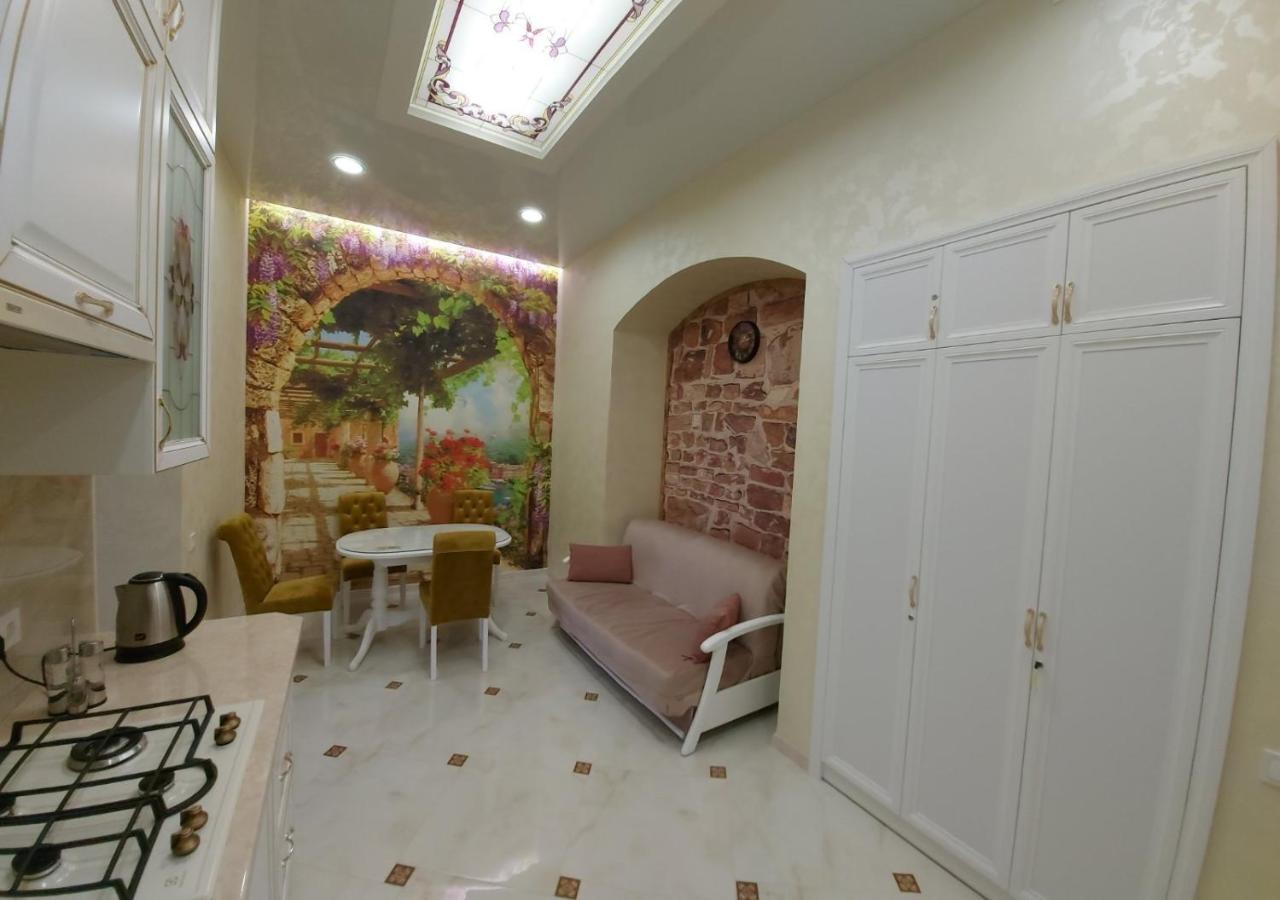 2 Bedroom Apartment Tykha Street City Center With Parking Place Lviv Exteriör bild