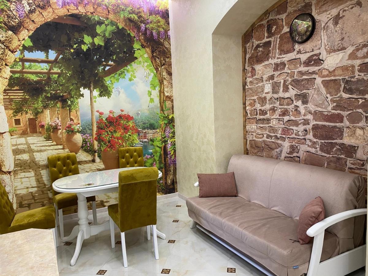 2 Bedroom Apartment Tykha Street City Center With Parking Place Lviv Exteriör bild